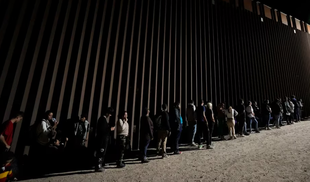 Las familias que cruzan ilegalmente la frontera de Estados Unidos alcanzaron su máximo histórico en agosto
