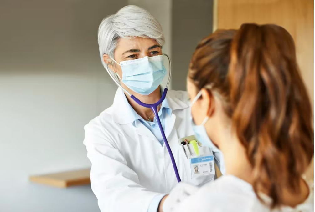 Los hospitales en Estados Unidos retoman el uso obligado de mascarillas ante el aumento de casos de COVID-19 y gripe