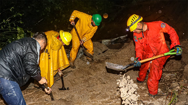 Rescatan con vida a persona que quedó soterrada por derrumbe en una colonia de Soyapango