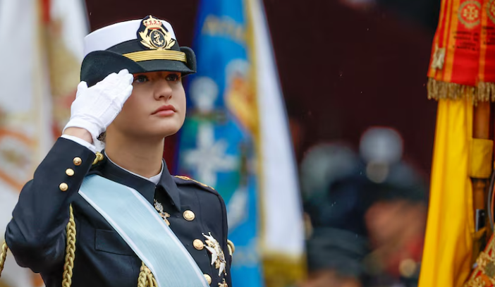 La princesa Leonor deslumbra por primera vez con el uniforme de gala de la Armada: así ha sido su segunda cita con las Fuerzas Armadas