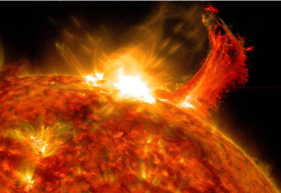 La NASA advirtió que el Sol entró en un período de máxima actividad: espera más auroras y problemas en satélites