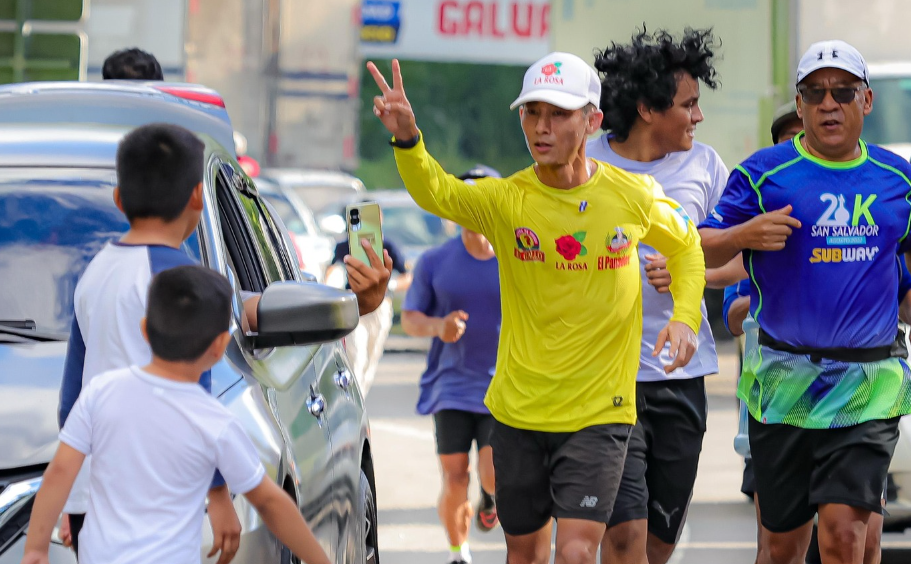 Shin Fujiyama se encuentra en el país como parte de su reto de correr 3,000 kilómetros desde México hasta Honduras